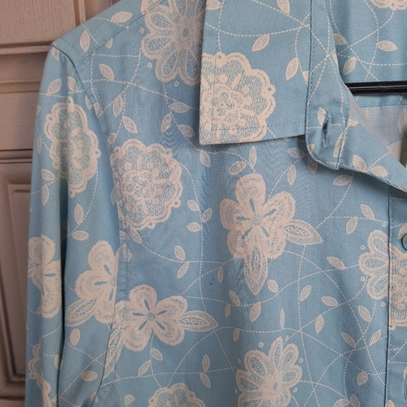 Coldwater Creek Baby Blue Blouse/Wht Floral Collar/Cuffs Cotton Button Front - Picture 6 of 8